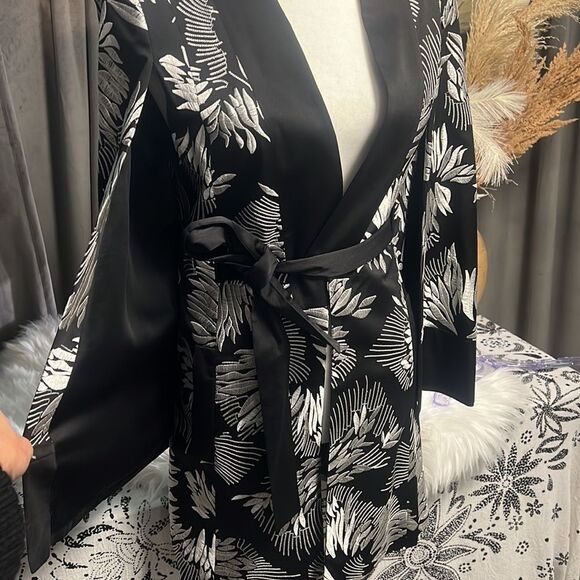 BCBGMaxazria  Runway Black & White Embroidered Satin Caleum Kimono Cape - Picture 3 of 8